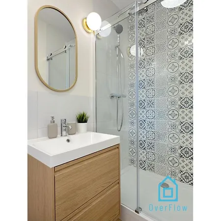 Seredino Navy Apartment- Modern Comfort In A Quiet Location, 5 Minutes To Old Town & Seaside Gdansk