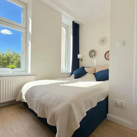 Seredino Navy Apartment- Modern Comfort In A Quiet Location, 5 Minutes To Old Town & Seaside *