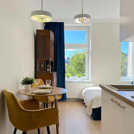 Seredino Navy Apartment- Modern Comfort In A Quiet Location, 5 Minutes To Old Town & Seaside Apartment *